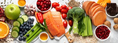 Hafif arka planda yaşlanma karşıtı gıdalar. Sağlıklı kalp, beyin ve iyi hafıza için yemek. Yüksek miktarda antioksidan, mineral ve vitamin. Üst manzara, düz yatış, manzara