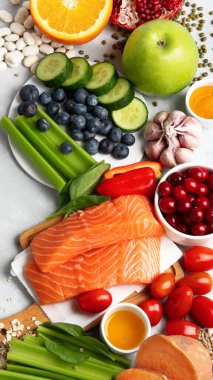 Hafif arka planda yaşlanma karşıtı gıdalar. Sağlıklı kalp, beyin ve iyi hafıza için yemek. Yüksek miktarda antioksidan, mineral ve vitamin. Üst görünüm, düz görünüm, kopyalama alanı