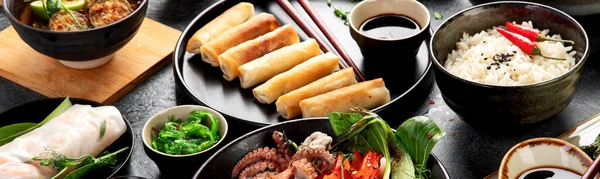 Asiatisches Essen Auf Dunklem Hintergrund Panorama — Stockfoto