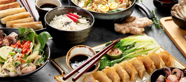 Asiatisches Essen Auf Dunklem Hintergrund Draufsicht — Stockfoto
