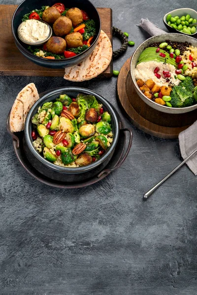 Rosenkohl Salat Mit Bulgur Auf Dunklem Hintergrund Veganes Essen Kokettiert — Stockfoto