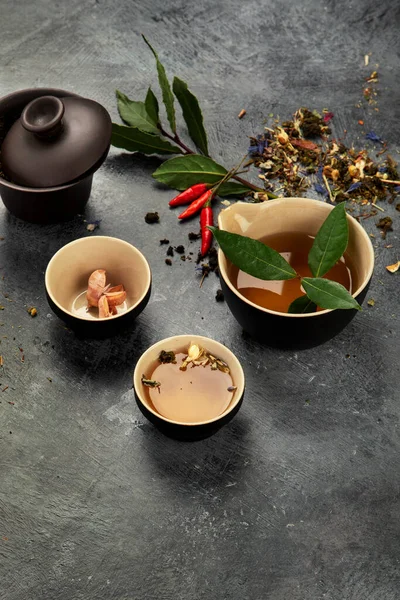 Koyu Arkaplanda Asya Çayı Seti Bitki Yaprakları Doğal Bitki Çayı — Stok fotoğraf