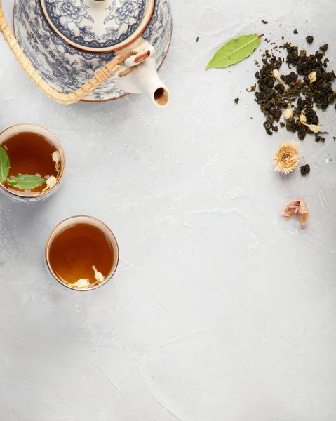 Théière Asiatique Avec Tisane Sur Fond Clair Feuilles Plantes Composition — Photo