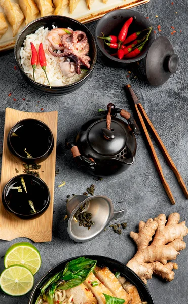 Asiatisk Mat Med Olika Ingredienser Mörk Bakgrund Ovanifrån — Stockfoto