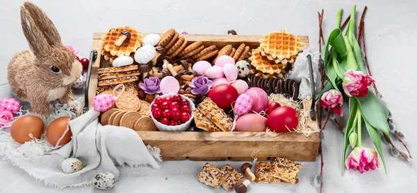 Påskbordet Lägger Sig Med Ett Sortiment Desserter Och Godis Vårmatskoncept — Stockfoto