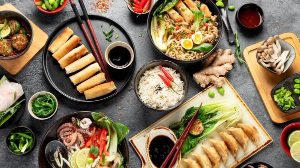 Ázsiai Ételek Sötét Háttérrel Felülnézet — Stock Fotó