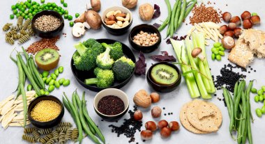 Bitkisel beslenmenin besin kaynakları. Baklagiller, kurutulmuş meyveler, tohumlar, fındıklar ve sebzelerle sağlıklı beslenme. Yüksek proteinli yiyecekler, antioksidan, vitamin ve lif. Üst manzara, düz uzanma.