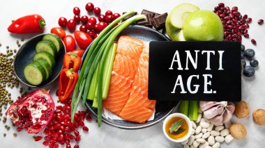 Hafif arka planda yaşlanma karşıtı gıdalar. Sağlıklı kalp, beyin ve iyi hafıza için yemek. Yüksek miktarda antioksidan, mineral ve vitamin. Üst görünüm, düz görünüm, kopyalama alanı