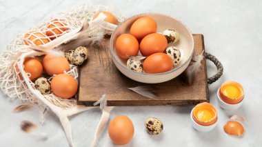 Gri arka planda tavuk yumurtası kompozisyonu. Çiftlik ürünleri ve doğal besin. 