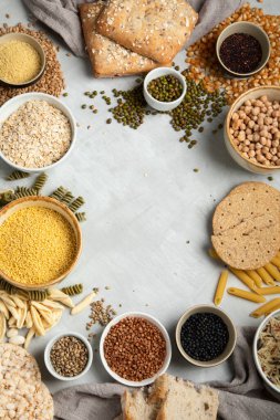 Açık gri arka planda en iyi karbonhidrat kaynakları. Sağlıklı gıda konsepti. Üst görünüm, düz görünüm, kopyalama alanı