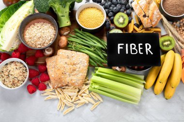 Gri arka planda lifli yiyecekler. Sağlıklı gıda konsepti. Üst görünüm, düz görünüm, kopyalama alanı