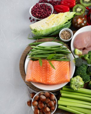 Gri arka planda düşük glisemik indeksi olan yiyecekler. Sağlıklı gıda konsepti. Üst görünüm, düz görünüm, kopyalama alanı