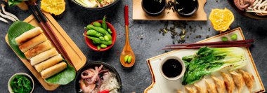 Karanlık arka planda çeşitli malzemeli Asya yemekleri. Üst görünüm.