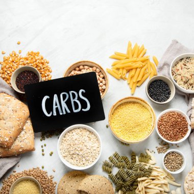 Açık gri arka planda en iyi karbonhidrat kaynakları. Sağlıklı gıda konsepti. Üst görünüm, düz görünüm, kopyalama alanı