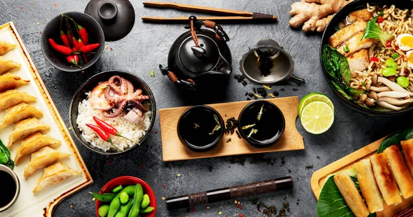 Aziatisch Eten Met Verschillende Ingrediënten Donkere Achtergrond Bovenaanzicht — Stockfoto