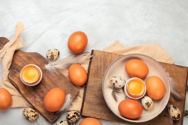 灰色の背景に鶏の卵の組成 農産物や自然栄養 トップビュー フラットレイアウト コピースペース — ストック写真