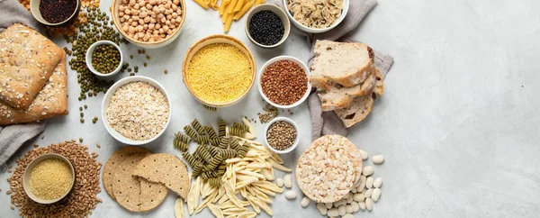 Mejores Fuentes Carbohidratos Sobre Fondo Gris Claro Concepto Comida Saludable — Foto de Stock