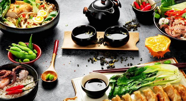 Asiatisches Essen Mit Verschiedenen Zutaten Auf Dunklem Hintergrund Ansicht Von — Stockfoto