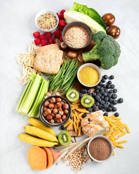 Ballaststoffreiche Lebensmittel Auf Grauem Hintergrund Gesundes Essen Draufsicht Flache Lage — Stockfoto