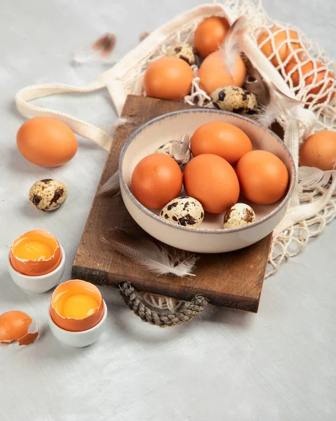 Kyckling Ägg Sammansättning Grå Bakgrund Jordbruksprodukter Och Naturlig Näring — Stockfoto