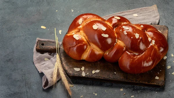 Pane Dolce Pasquale Tsoureki Cozonac Sfondo Scuro Tempo Pasqua Primavera — Foto Stock