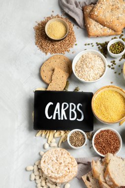 Açık gri arka planda en iyi karbonhidrat kaynakları. Sağlıklı gıda konsepti. Üst görünüm, düz görünüm, kopyalama alanı