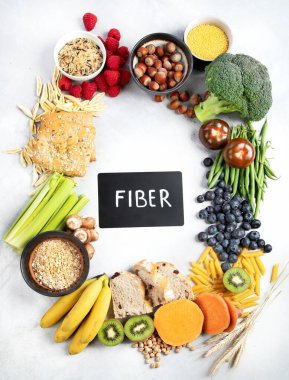 Gri arka planda lifli yiyecekler. Sağlıklı gıda konsepti. Üst manzara, düz uzanma