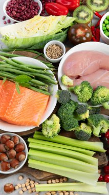 Gri arka planda düşük glisemik indeksi olan yiyecekler. Sağlıklı gıda konsepti. Üst manzara, düz uzanma