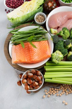 Gri arka planda düşük glisemik indeksi olan yiyecekler. Sağlıklı gıda konsepti. Üst görünüm, düz görünüm, kopyalama alanı