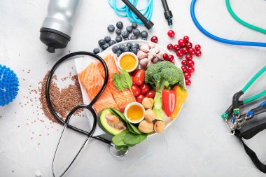 Sağlıklı kalp için hafif arka planda yiyecekler. Sağlıklı kalp, beyin ve iyi hafıza için yemek. Yüksek miktarda antioksidan, mineral ve vitamin. Üst görünüm, düz görünüm, kopyalama alanı