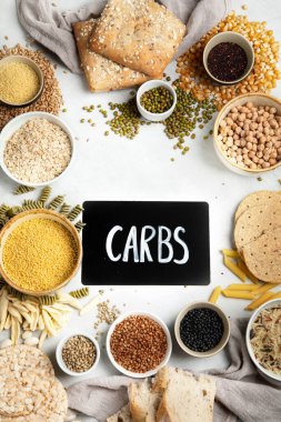 Açık gri arka planda en iyi karbonhidrat kaynakları. Sağlıklı gıda konsepti. Üst görünüm, düz görünüm, kopyalama alanı