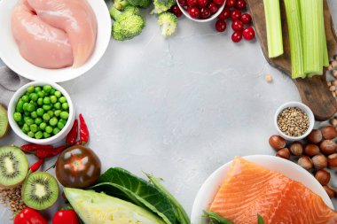 Gri arka planda düşük glisemik indeksi olan yiyecekler. Sağlıklı gıda konsepti. Üst görünüm, düz görünüm, kopyalama alanı