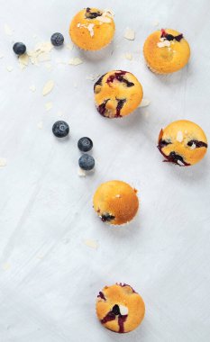 Yabanmersinli kek. Beyaz arka planda taze böğürtlen ve tatlı hamur işleri..