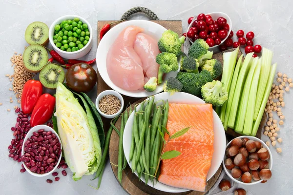 Gri arka planda düşük glisemik indeksi olan yiyecekler. Sağlıklı gıda konsepti. Üst manzara, düz uzanma