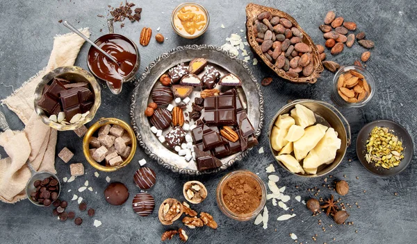 Schokoriegel Zerkleinerte Dunkle Schokoladenstücke Kakaobohnen Kakaobutter Nüsse Draufsicht Auf Dunklem — Stockfoto