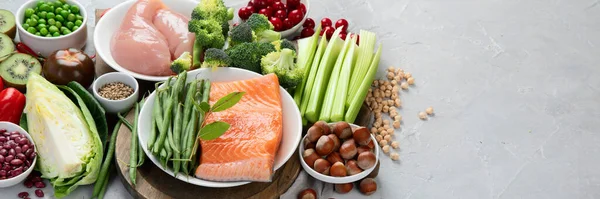 Gri arka planda düşük glisemik indeksi olan yiyecekler. Sağlıklı gıda konsepti. Boşluğu kopyala, panorama
