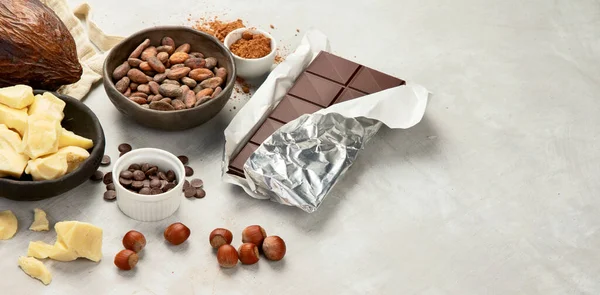 Frijoles Polvo Cacao Mantequilla Cacao Chocolate Picado Sobre Fondo Blanco — Foto de Stock
