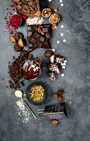Chokladkaka Krossad Mörk Choklad Bitar Kakaobönor Kakaosmör Nötter Ovanifrån Mörk — Stockfoto