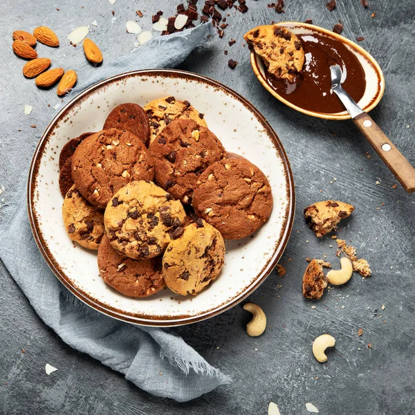 Válogatott Csokoládé Chip Cookie Tányéron Csésze Kávé Sötét Háttér Felső — Stock Fotó