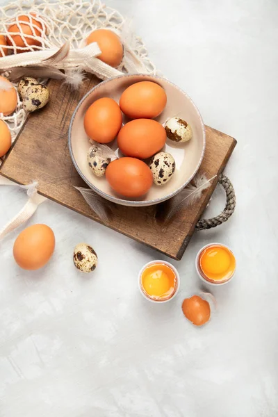 Kippeneieren Compositie Grijze Achtergrond Landbouwproducten Natuurlijke Voeding Bovenaanzicht Flat Lay — Stockfoto