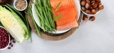 Gri arka planda düşük glisemik indeksi olan yiyecekler. Sağlıklı gıda konsepti. Üst görünüm, düz görünüm, kopyalama alanı