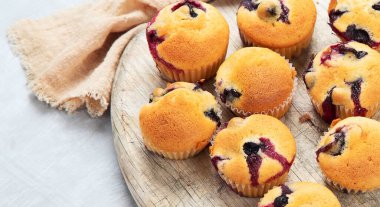 Tahta tabakta yaban mersinli kek. Beyaz arka planda taze böğürtlen ve tatlı hamur işleri..