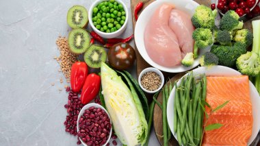 Gri arka planda düşük glisemik indeksi olan yiyecekler. Sağlıklı gıda konsepti. Üst görünüm, düz görünüm, kopyalama alanı