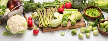 Hafif arka planda çiğ ve taze bahar sebzeleri. Sağlıklı gıda konsepti. panorama