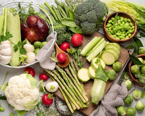 Rohes Und Frisches Frühlingsgemüse Auf Hellem Hintergrund Gesundes Essen Draufsicht — Stockfoto