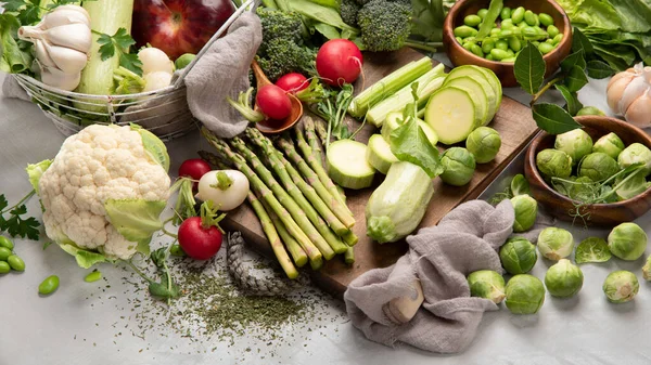 Nyers Friss Tavaszi Zöldségek Könnyű Háttérrel Egészséges Élelmiszer Koncepció — Stock Fotó