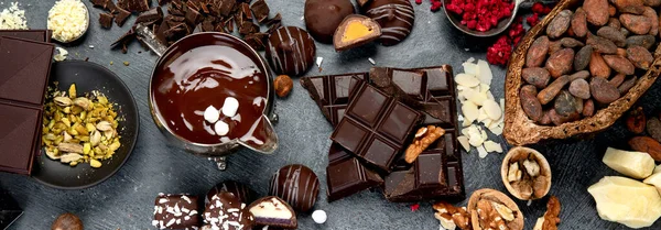 초콜릿바 어두운 초콜릿 코코아 코코아 견과류 보이는 어두운 파노라마 — 스톡 사진
