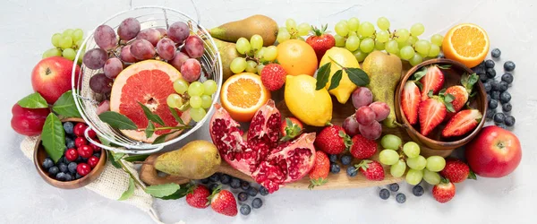 Assortiment Van Kleurrijke Rijpe Tropische Vruchten Lichtgrijze Achtergrond Gezond Voedsel — Stockfoto