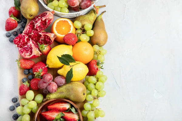 Surtido Coloridas Frutas Tropicales Maduras Sobre Fondo Gris Claro Concepto — Foto de Stock