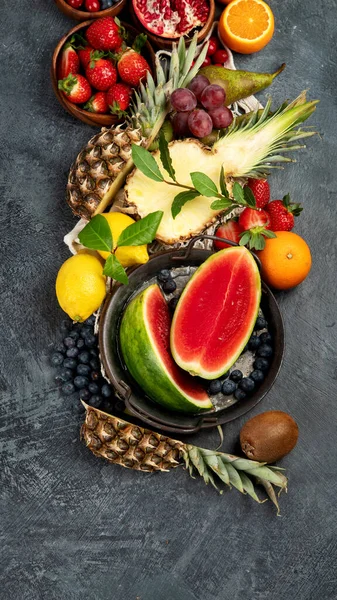 Heerlijk Rauw Fruit Donkere Achtergrond Gezond Voedsel Concept Bovenaanzicht Flat — Stockfoto